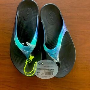 Women’s NEW Oofoam, OOLALA, size7 Black soles, flip flop strap purple with teal